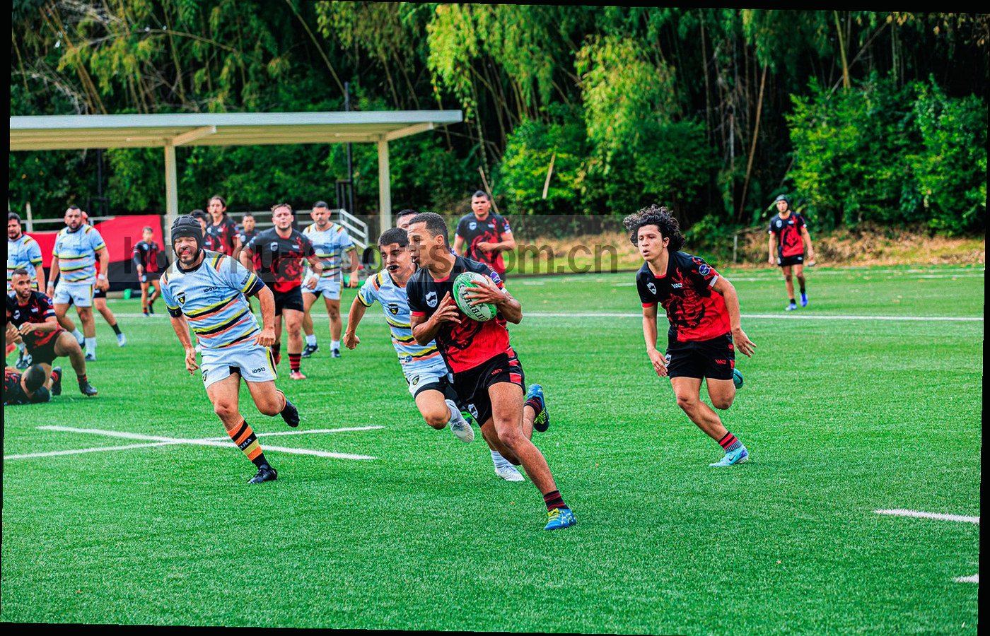 赛程列表中标注主客场身份、主客场胜率与近期五场走势的界面示意